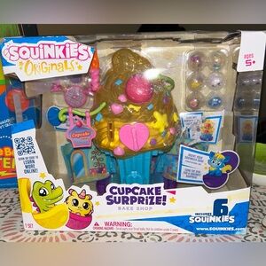 NIB Squinkies Cupcake Surprise Bake Shop Set Toy NEW